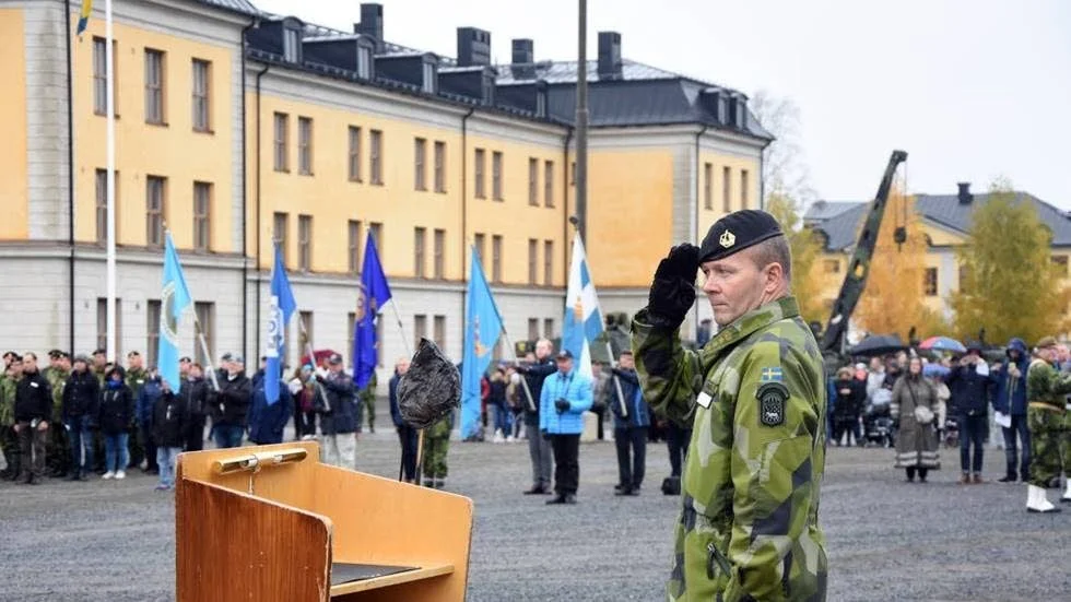 Parad för fanan. Garnisonschefen Mikael Frisell höll tal och soldaterinran.