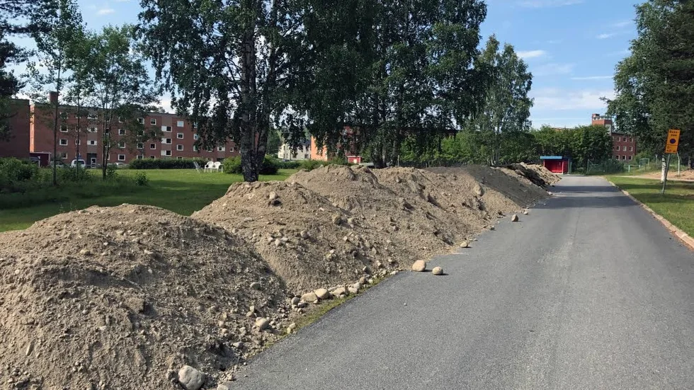Arbete. Jordmassorna som behövs för att fylla igen bassängen finns redan.