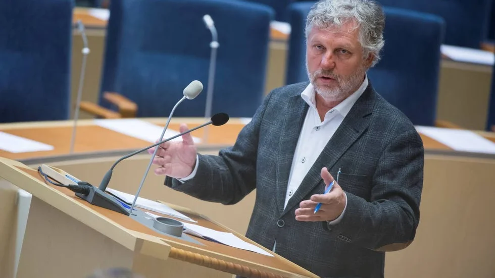 Ingen ska betala mer än 5000 kronor för att ansluta till uppkoppling, skriver Peter Eriksson (MP), Bostads- och digitaliseringsminister.