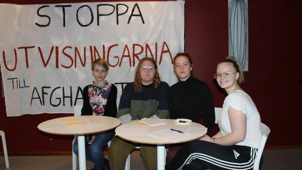 STREJKAR. Agnes Bäcklund, Hanna Arvidsson, Ylva Pettersson Platni och Julia Fahlman strejkar till stöd för utvisningshotade afghaner.