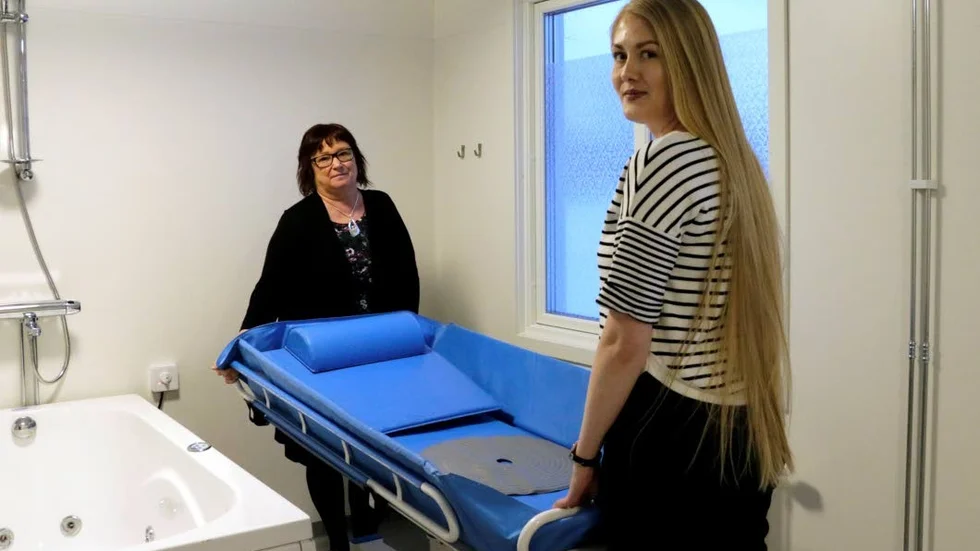 Praktiskt. Även för personalen är allt andamålsenligt. Gunilla Levander och Emma Åkerlund i duschrummet.