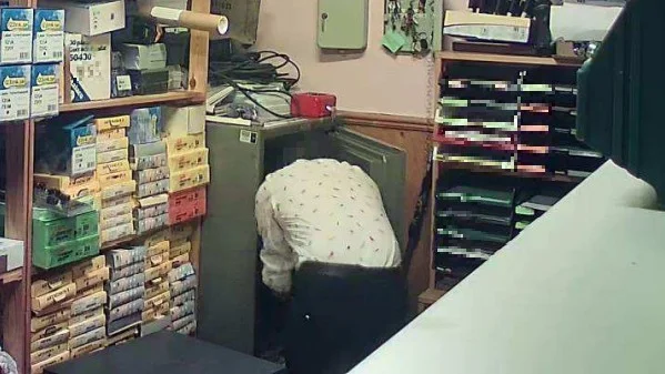 Här avslöjas 45-åringen med att stjäla pengar från bärbolaget, som just installerat två övervakningskameror.