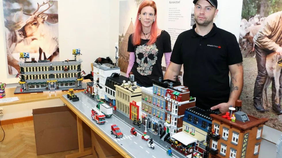 Legobyggare. Tobias Storm och sambon Åza Eklund visar bygget som ska likna en gata i New York.