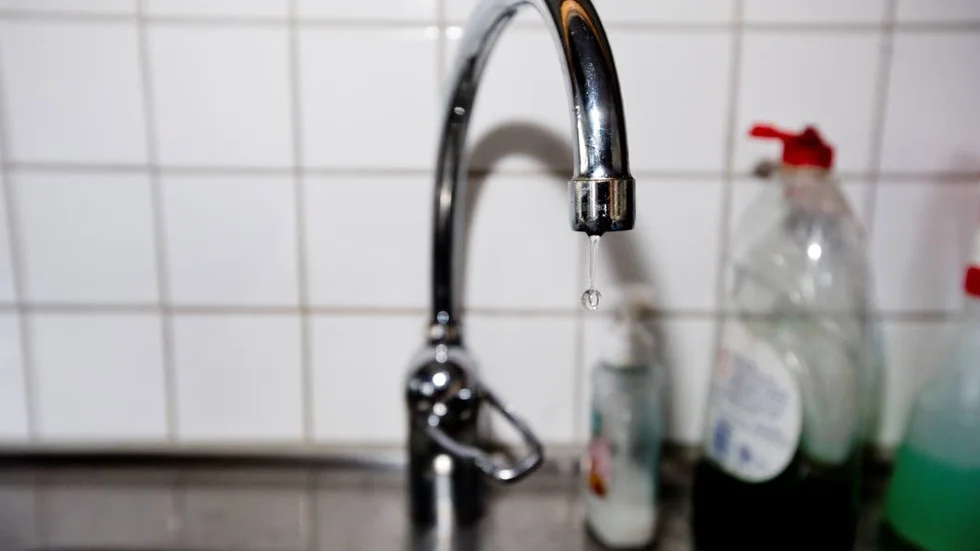 Inget vatten. Några enstaka droppar vatten är allt de boende får fram när de vrider på kranen. Orsaken är än så länge oklar. (Arkivbild)