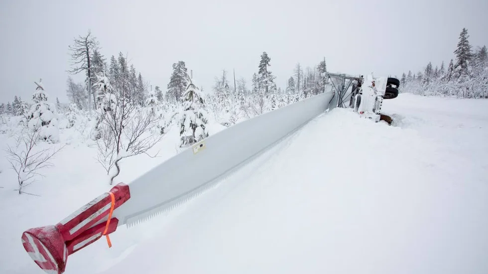 Det 69 meter långa rotorbladet har legat en vecka i snön. (Arkivbild)