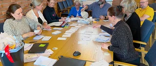 Nu är valresultatet klart i Västervik • Vi besökte gänget som räknade onsdagsrösterna • Så hanterar de felskrivna valsedlar