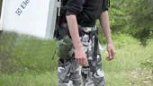 Sedan i augusti förra året har Oliver vandrat runt i Sverige med ett 50 kilo tungt kylskåp på ryggen. I söndags gjorde han ett stopp i Finspång.
FOTO: TITTI OLOVSSON