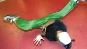 Man måste helt klart vara vig för att kunna delta i breakdansen. Melinda Jacobsson var den enda tjejen i den grupp på omkring 15 dansare som övade breakdance.	 
FOTO: HENRIK FLYGARE