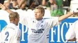 Vilken debut han fick göra frälsaren från Finland, Antti Sumiala. Tre mål och en assist, allt dessutom inför 8.000 åskådare på Idrottsparken. Här är han på väg att ta emot gratulationer av landsmannen Jani Sarajärvi.
FOTO: NICLAS SANDBERG