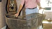Karl-Erik Andersson, som själv legat i barnvagnen, som är från 1800-talet, som barn, skänkte tillsammans med sina syskon barnvagnen till Hällestad hembygdsförening på Hembygdsgårdens dag.
FOTO: GUNNAR JOHANSSON