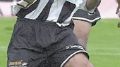 Fotbollen har fått ett lyft i Landskrona och Norrköpingskillen Hasan Cetinkaya rankas som en av lagets viktigaste spelare. Så här glad blev han när han sköt matchens enda mål mot Mjällby förra sommaren.
FOTO: SCANPIX