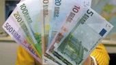 En bukett euro.  Maria Ekman, försäljningschef på Forex i Norrköping, hade den nya valutan att erbjuda premiärdagen. En del kunder hade beställt för att försäkra sig om att vara med första dagen. Annars var det mest vanliga semesterresenärer som växlade.
FOTO: ANITA KJELLBERG
