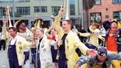 Campus Norrköping bara växer. Nu har man passerat 5000-strecket och studenterna blir ett allt vanligare inslag i stadsbilden. I går hälsade bland annat studentorkestern Lithe-blås (bilden) alla studenter välkomna.
FOTO: NICLAS SANDBERG
