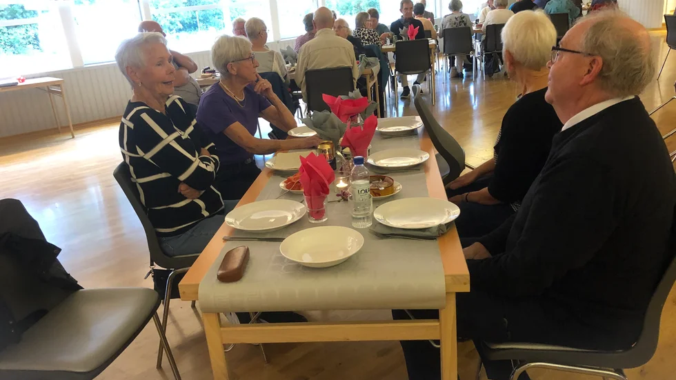 Ett 60-tal medlemmar samlades till surströmmingsfest.   