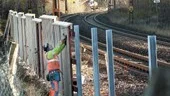 Snart rullar förhoppningsvis tågen ljudlöst förbi villorna i bland annat Fyrby och Sörby i Norrköping. Detta sedan byggnadsarbetaren Jonny Strandberg från NCC och hans kollegor har byggt klart det nya bullerplanket.
FOTO: ANITA KJELLBERG