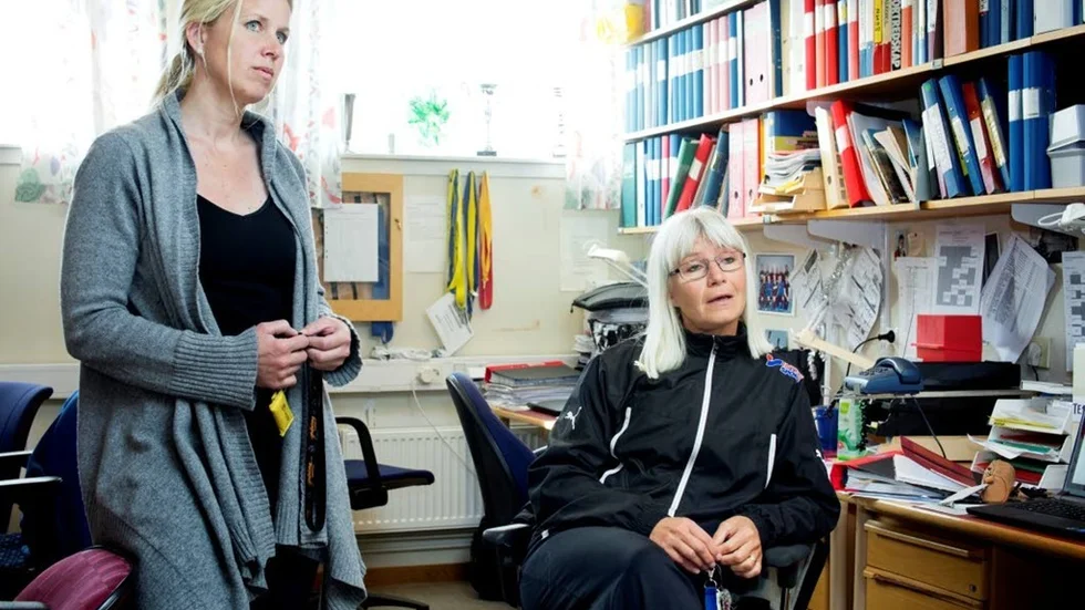 Idrottslärarna Kajsa Hedberg och Chatarina Lundmark säger att det funkar när de mest har lektioner ute, men konstaterar att det blir jobbigt med avstängda salar och omklädningsrum.