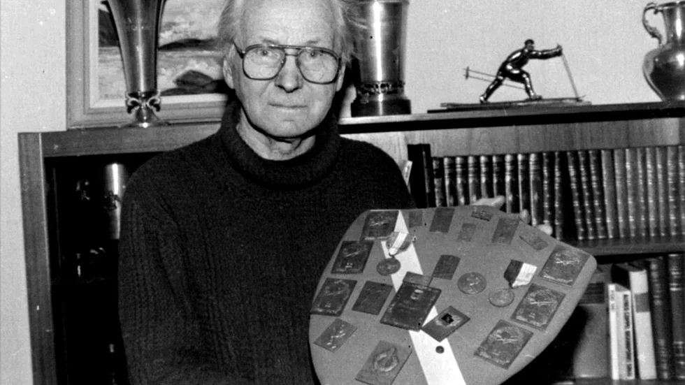 Här visar Holmgren på äldre dar delar av den digra prissamling han erövrat genom sin framfart i skidspåret.