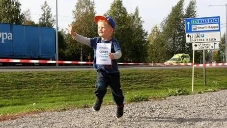 Egon Johansson, 3 år, var glad när han passerade målinjen.