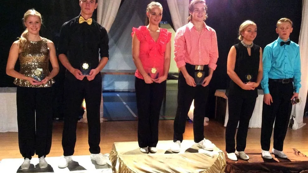 Moa Johansson och henens partner Linus Rönnebrand (till vänster) tog silver i Bugg Junior A.