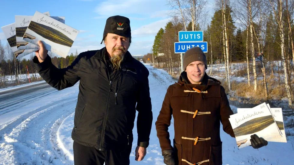 Jutis byaförening ger ut sin nionde kalender med lättklädda bybor och en och annan outsider. Lars Westerlund och Fredrik Westerlund berättar att intäkterna går till byastugan och till Barncancerfonden