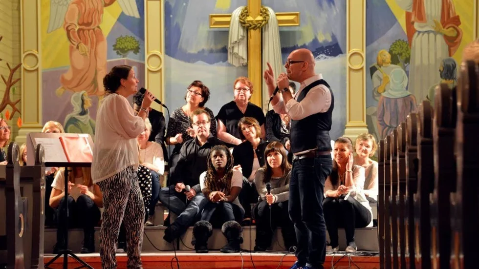 Gamla klasskompisar. Lena Lundberg Jacobsson och Malcolm Chambers har gått gospelskola tillsammans. Under söndagen sjöng de en bejublad duett på Carole Kings ”You’ve got a friend.”