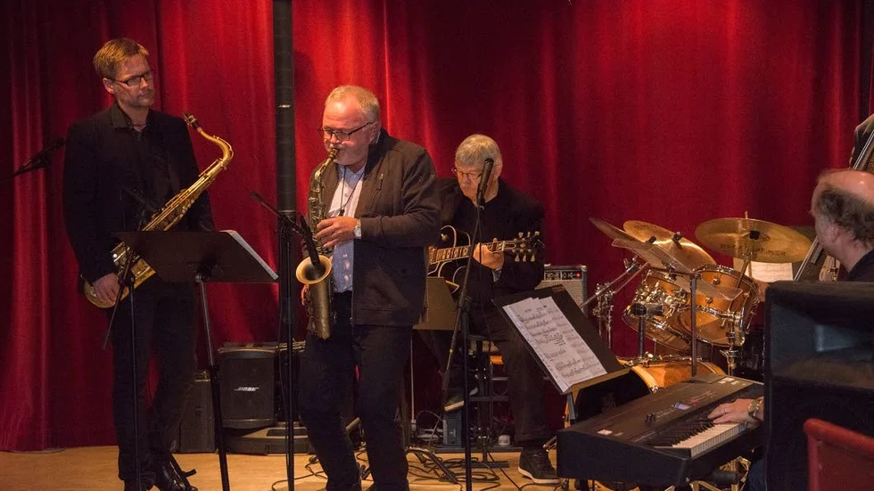 Sigge Löf, till vänster, Jerry Winblad von Walter, Jan-Ove Nilsson (gitarr), och Johan Tegheim vid pianot var några av de musiker som medverkade vid tisdagsaftonens jazz- och swingafton i Arvidsjaur till minne av Per-Erik Öhman (infällda bilden).