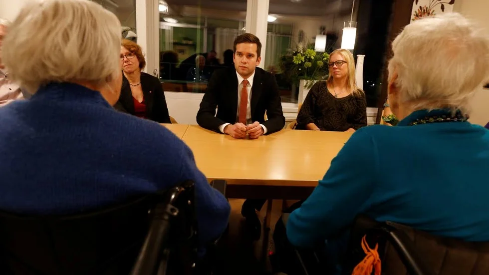 Gabriel Wikström (S), ny folkhälso-, sjukvårds- och idrottsminister presenterade budgetpropositionen för personal och boende på Österbo. ”Vi satsar på både äldreomsorgen och skolan”, sa han. ?