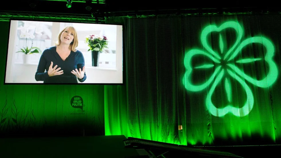 Föräldralediga Annie Lööf hälsade deltagarna välkomna till Centerstämman via videolänk. Hon kan glädja sig åt för partiet goda opinionssiffror på dryga sex procent, men den av partiledningen numer föraktade gammelcentern hade som mest 25 procents stöd i väljaropinionen.