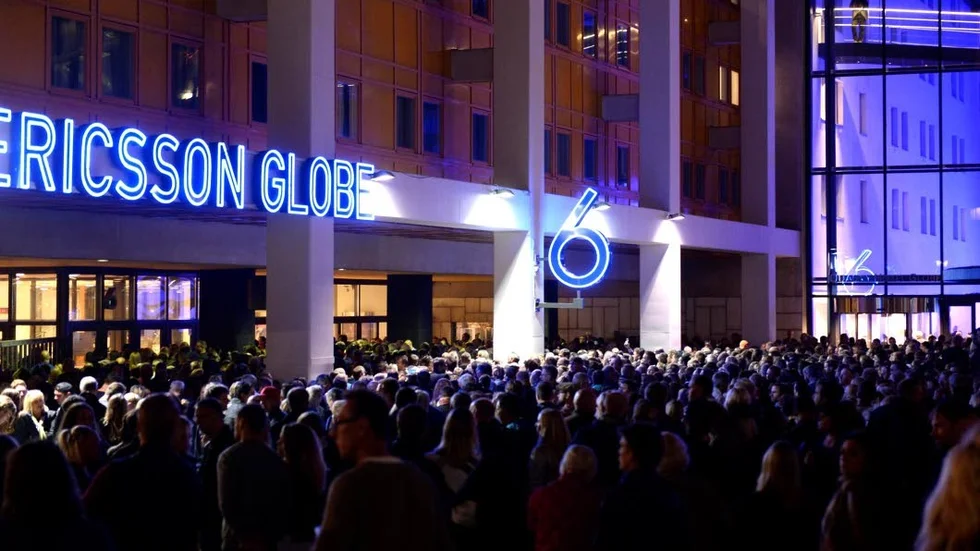 Det blev en lång väntan utanför Globen för publiken, innan beskedet kom – konserten är inställd.