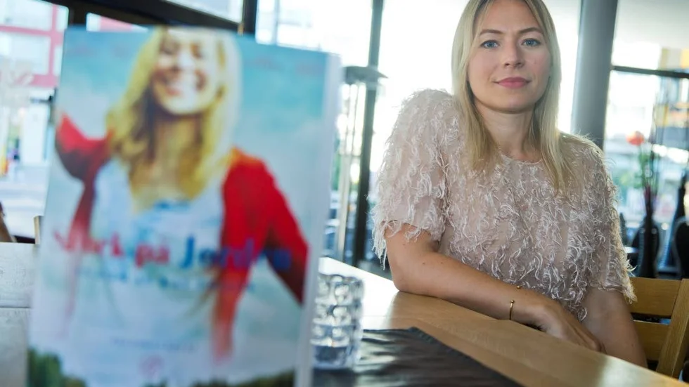 I”Så ock på jorden” återvänder Frida Hallgren som den levnadsglada Lena vi lärde känna i succéfilmen ”Så som i himmelen”.