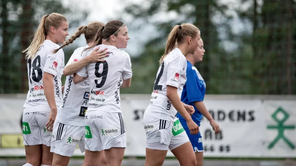 Puline Hammarlund gjorde två mål då allsvenska Piteå IF besegrade division 1-laget Alvik med 3-0 i Svenska Cupen.