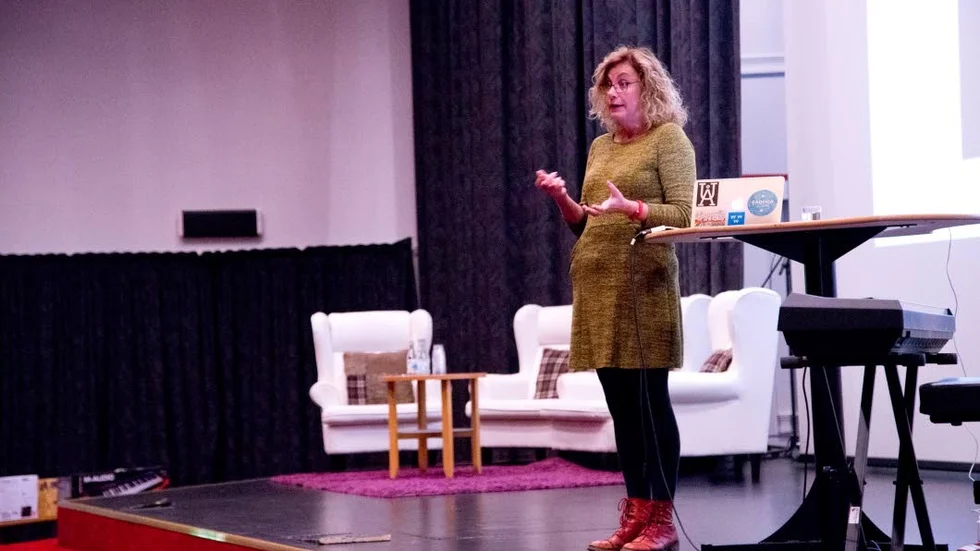 "Det finns kvar mycket retorik om nätet som antyder att det skulle vara overkligt, till exempel "cyber" och "virtuell". I själva verket handlar det mesta som händer på nätet om verkliga saker" säger Elza Dunkels.