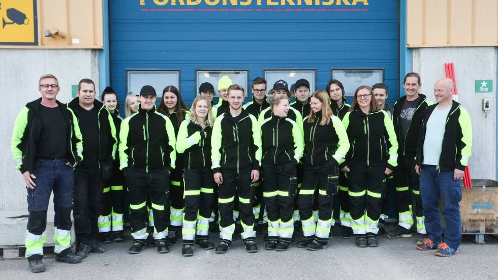 Lärare och studenter som går fordonsprogrammets andra år. Dessa studenter har valt transport som inriktning, och kan enligt branschorganisationer och företag se fram emot en framtid med många arbetstillfällen.