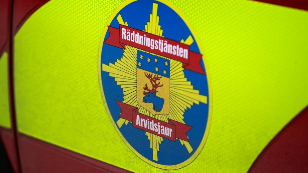 En singelolycka inträffade under söndagsmorgonen där en personbil kraschat in på kyrkogården (Arkivbild).