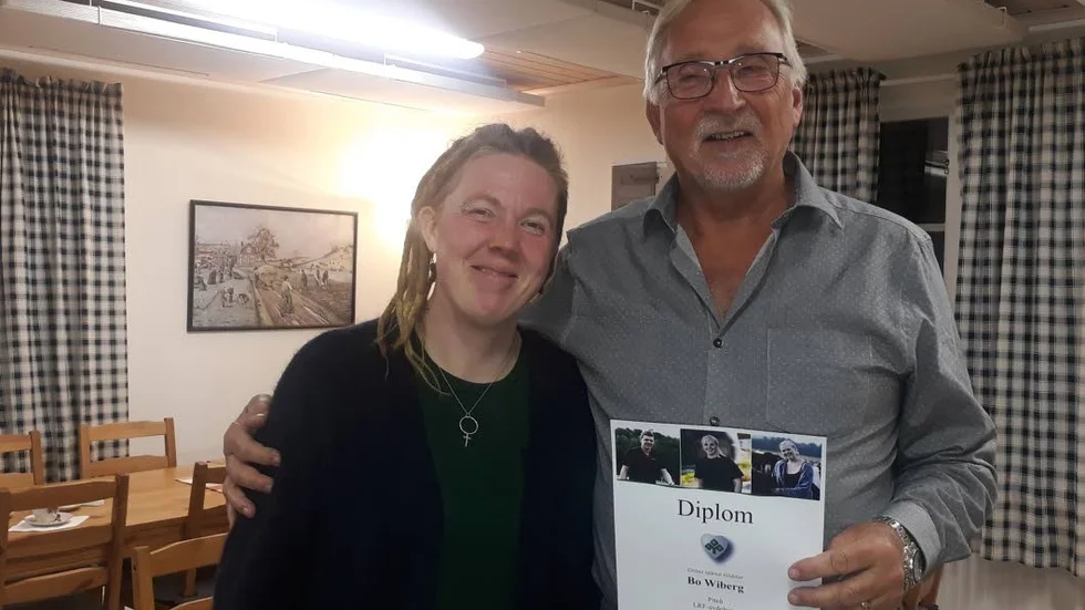 Josefin Lundberg och Bo Wiberg under årsmötet i Skomanstjälens byastuga. Wiberg tilldelades det Gröna  hjärtat för sitt osjälviska arbete för lantbruket i Piteå.
