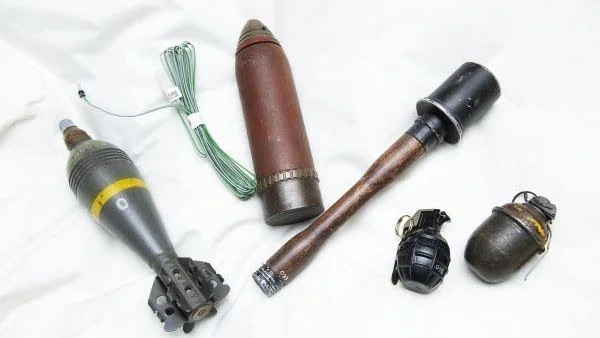 Handgranater, sprängämnen, tändmedel och krut är exempel på varor som nu kan överlämnas till polisen.