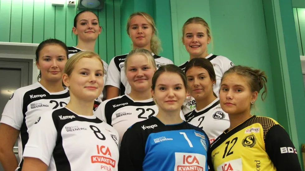 Strömnäs satsar ungt. I truppen ingår en hel drös juniorer. Bakre raden från vänster: Moa Johansson, Thea Lundmark, Tova Bergman. Mittenraden: Cajsa Viklund, Alva Lundberg, Iris Hodzic. Främre raden: Clara Lindberg, Josefin Burström, Victoria Johansson Lind.