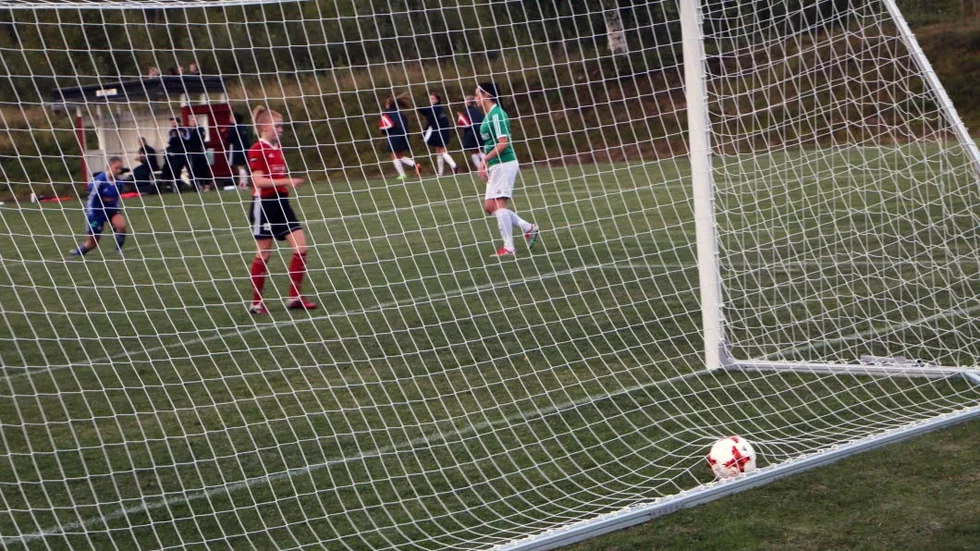 Emelie Hjertberg gjorde två mål för Älvsbyn i slutet av division 3-matchen mot Blåsmark. Här har hon rullat in 3-0.