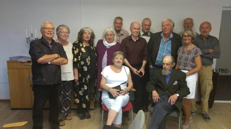 Från vänster: Ulf Dahl, Berit Öhrbom, Ines Norman, Lis Marie Lindgren, Krister Degermark, Hans Nilsson, Åke Riström, Håkan Södersten, Björn Johansson, Anita Lindgren, Linxgren, Rolf Holmström. Sittande: Laila Lundholm och Signar Stenlund. Saknas på bilden: Lennart Lindström, Britt Marie Eklund.