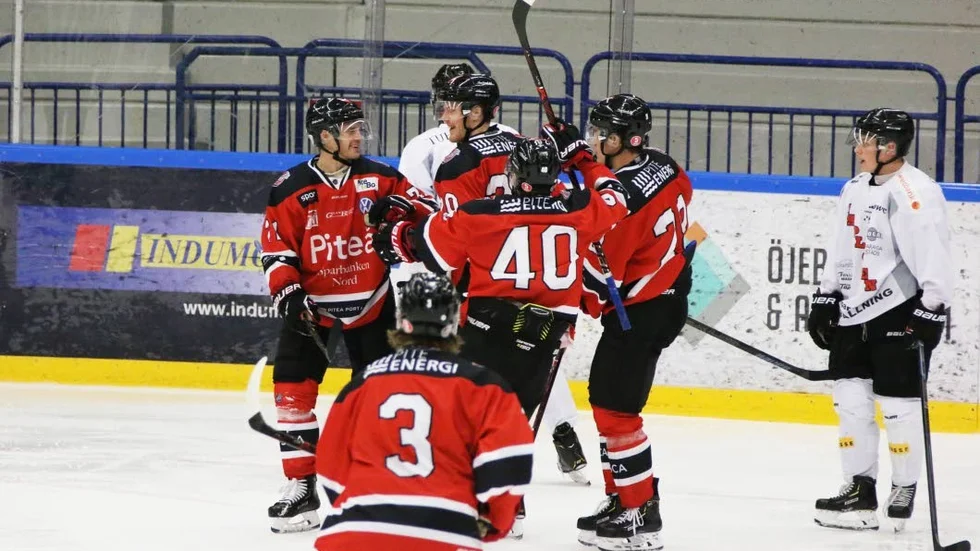 Carl Becker (nr 20 i mitten) blev Piteå Hockeys matchvinnare genom att göra all tre mål mot Asplöven.