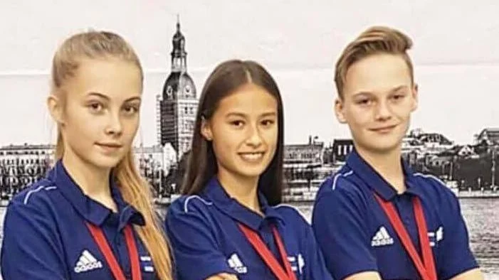 Guldmedaljörer i Riga Open i taekwondo. Från vänster: Anna Holmström, Skellefteå, Indra Bodén, Skellefteå och Linus Vesterlund, Piteå.