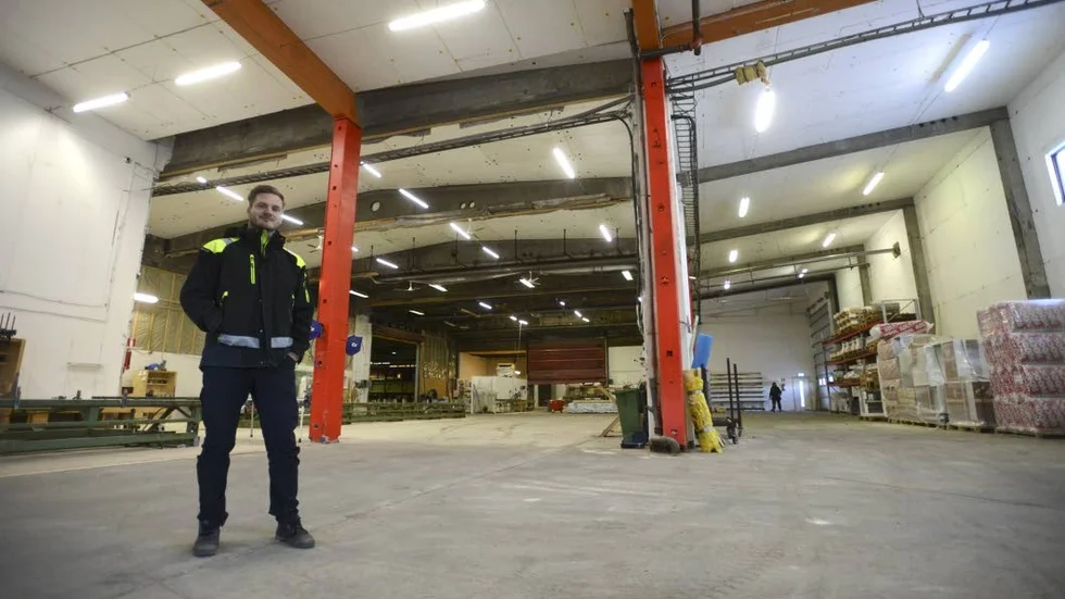 A-trä Bygg har nu mera dubbelt så stor yta att röra sig på när de bygger moduler inomhus. Arbetschefen Christian Lestander ville ha bättre logistik och tycker sig ha fått det nu.