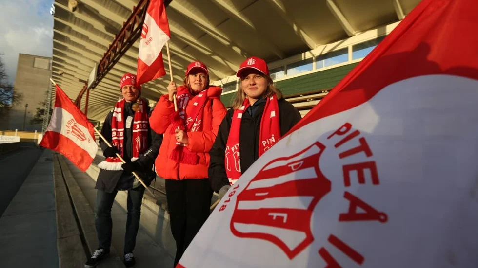 PIF-supportrarna Susann Lindberg, Ebba Andersson och Ellen Andersson var först på plats på Malmö IP, en och en halv timme före avspark.