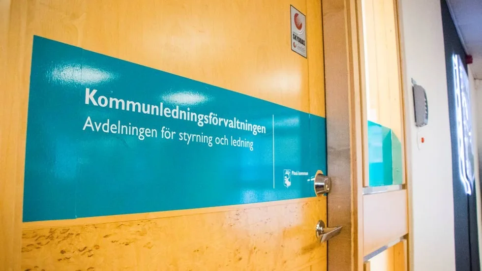 Marika Risberg (C) ifrågasatte att ordförandeberedningen fattar beslut i samhällsbyggnadsfrågor bakom stängda dörrar. Något orddöranden förnekade.