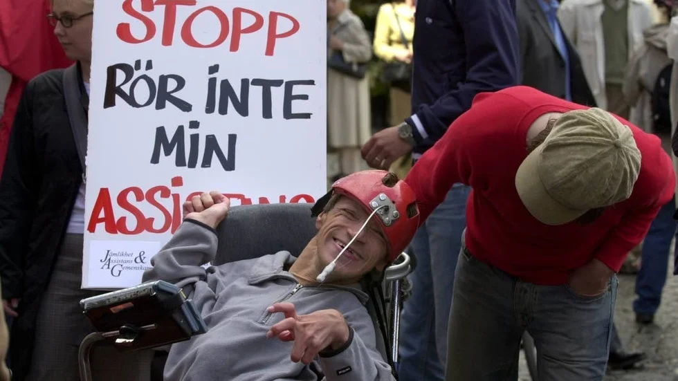 Gör om reglerna för LSS så att alla får den hjälp de behöver, skriver debattörerna. Här Nils Lindblom tillsammans med personlige assistenten Johannes Jensen under en demonstration mot nerdragningarna.