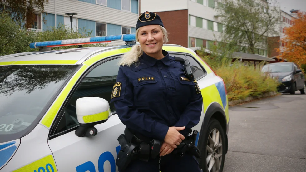 Områdespolisen Emma Svensson uppmanar vårdnadshavare till att prata med sina ungdomar och att tipsa polisen om något relaterat till flaskbomberna dyker upp. (Arkivbild)