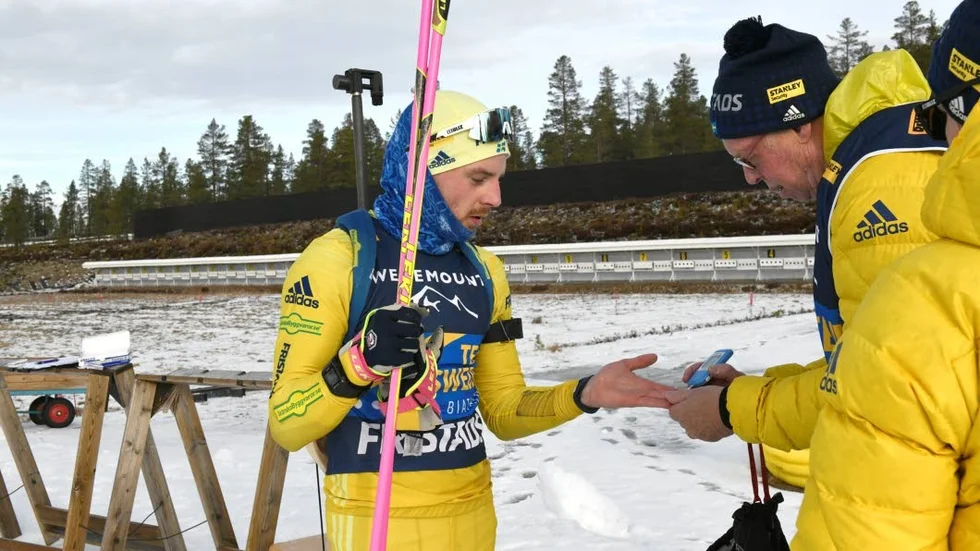 Idre Fjäll 20181101
Jesper Nelin, Piteå Skidskytteklubb
tränar i Idre fjäll där Skidskyttelandslaget samlats. Tränaren Wolfgang Pichler tar prov med en laktatmätare.
Foto Nisse Schmidt / TT kod 40421