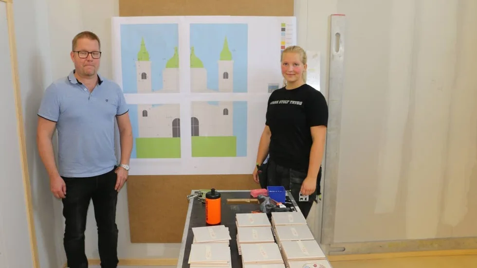 Agnes Grandins gamla lärare, Andreas Markstedt, från Strömbackaskolan följer med som coach. Han ska dessutom vara domare.