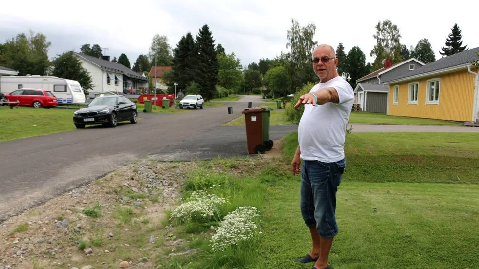 Kenneth Bergquist, villaägare på Strömnäs är upprör över hur diket ser ut efter att en kabel lagats.