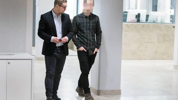 Den 33-årige nazisten, till höger i bild tillsammans med sin försvarare, advokat Martin Wulkan, frikänns av Luleå tingsrätt för anklagelserna om hets mot folkgrupp.